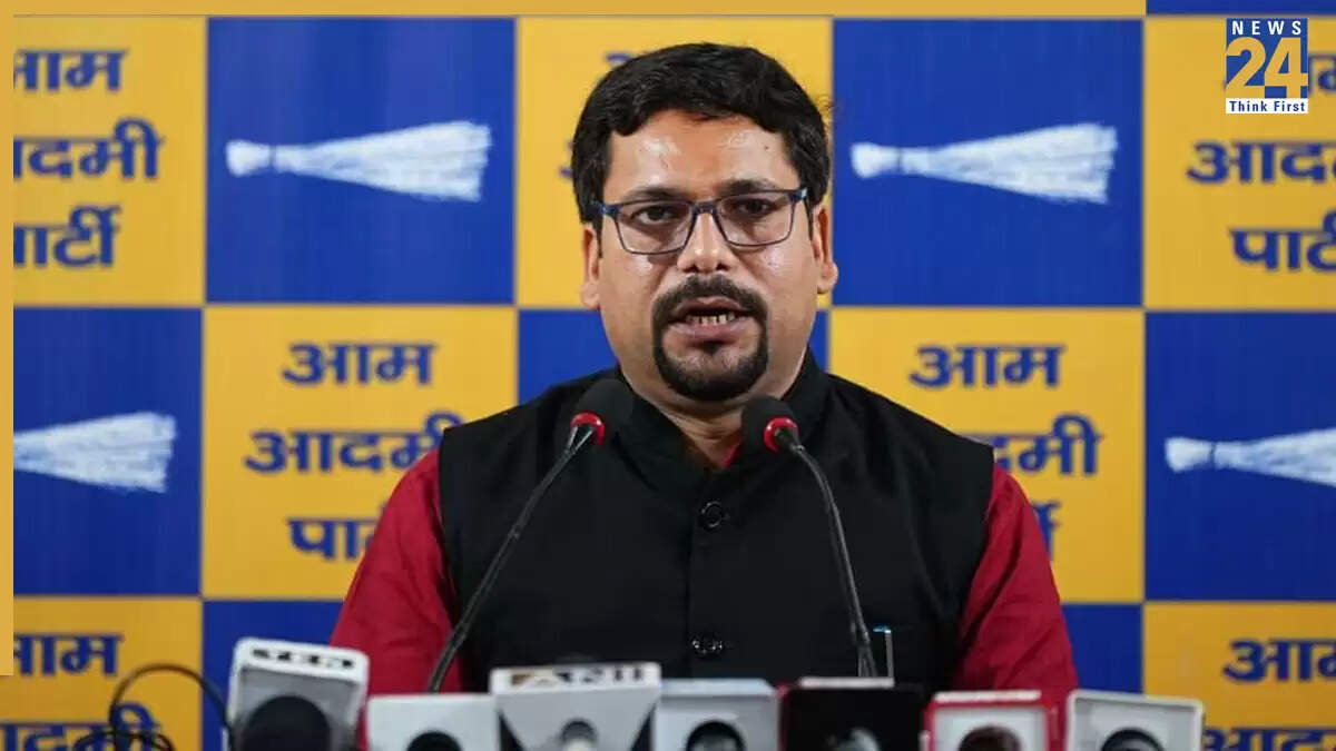 आम आदमी पार्टी का भाजपा पर हमला: एमसीडी कर्मचारियों को रैली में भेजने का आरोप