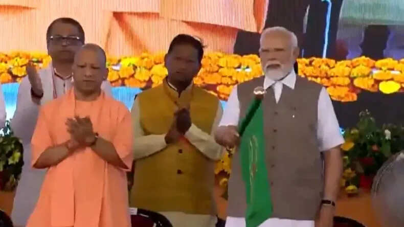 प्रधानमंत्री मोदी ने कानपुर में विकास परियोजनाओं का उद्घाटन किया