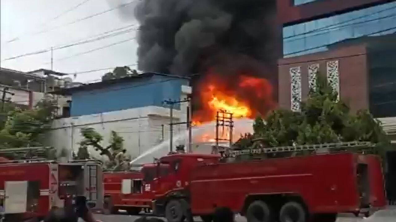 नोएडा में भीषण आग, दमकलकर्मियों ने किया बचाव कार्य