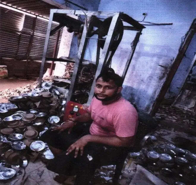 सरकार की योजना से आत्मनिर्भर बने सुलतानपुर के नीरज दुबे