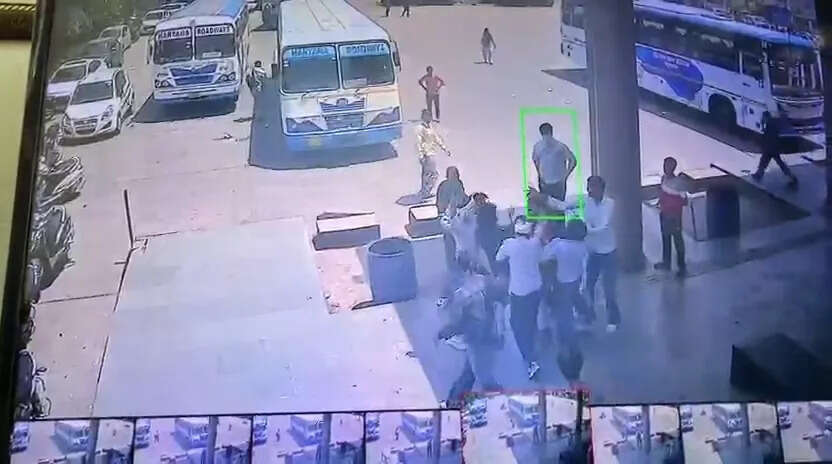 दिनदहाड़े छात्र पर जानलेवा हमला, गंभीर रूप से घायल