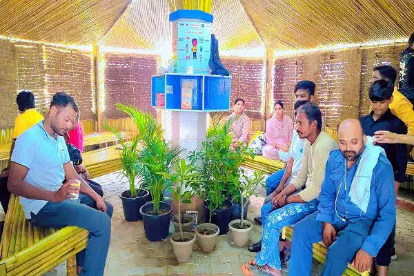 दिल्ली सरकार के बांस से बने कूलिंग जोन से गर्मी में राहत