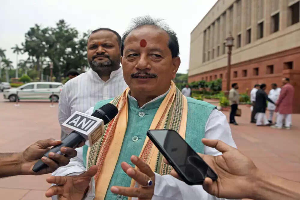 बिहार के उप मुख्यमंत्री ने चुनाव आयोग के नोटिस का जवाब देने का आश्वासन दिया