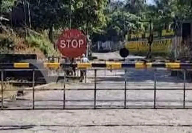 46 वर्षों से बंद रेलवे फाटक ने ग्रामीणों की जिंदगी को किया प्रभावित