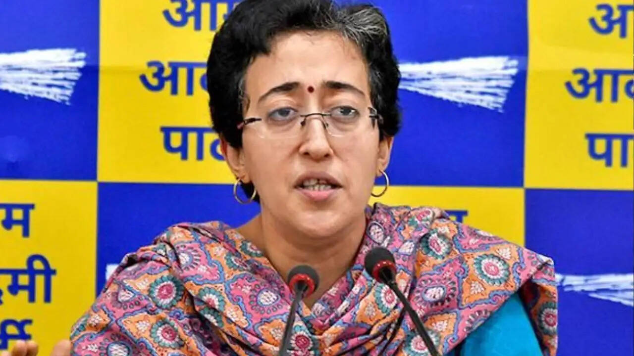 दिल्ली में शिक्षा मंत्रालय की इमारत में आग, राजनीतिक विवाद बढ़ा