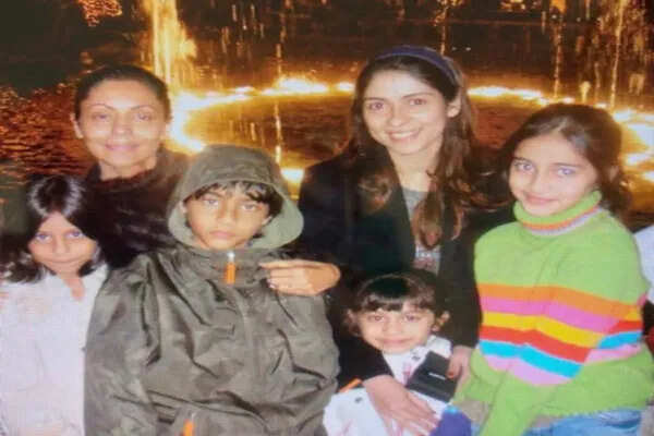 आर्यन खान की डेब्यू सीरीज 'बैड्स ऑफ बॉलीवुड' के लिए भावना पांडे ने साझा की बचपन की तस्वीरें
