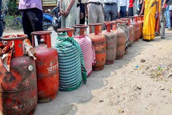 भारत में आवश्यक वस्तु अधिनियम लागू, तेल और गैस कंपनियों को डेटा साझा करना होगा