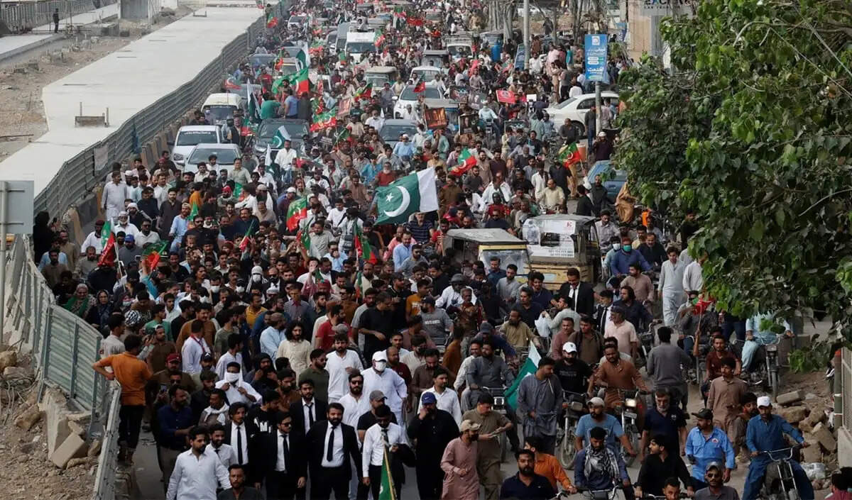 सिंध में ईंधन की कीमतों के खिलाफ बड़े पैमाने पर प्रदर्शन