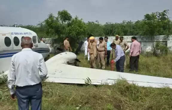 फर्रुखाबाद में हवाई हादसा: प्लेन झाड़ियों में गिरा, सभी यात्री सुरक्षित