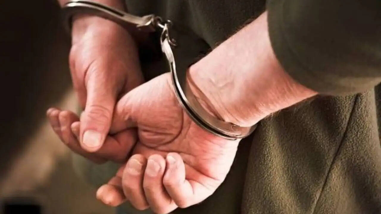 पश्चिम बंगाल में भ्रष्टाचार के मामलों में टीएमसी नेताओं की गिरफ्तारी