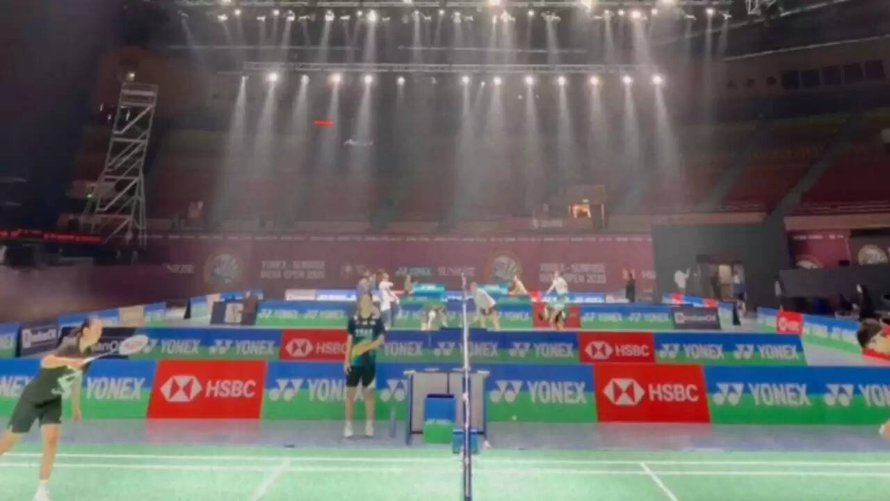 इंडिया ओपन बैडमिंटन में पक्षियों के कारण खेल में व्यवधान: खिलाड़ियों की चिंताएं बढ़ीं