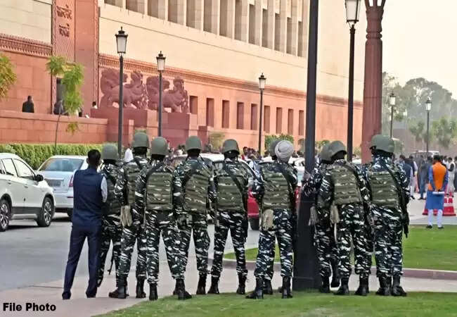 संसद भवन में सुरक्षा चूक: एक व्यक्ति ने दीवार फांदकर प्रवेश किया
