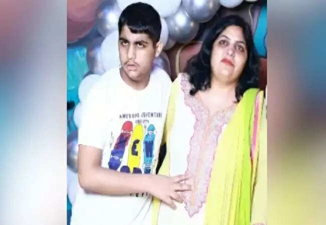 ग्रेटर नोएडा में मां और बेटे की आत्महत्या की घटना से हड़कंप