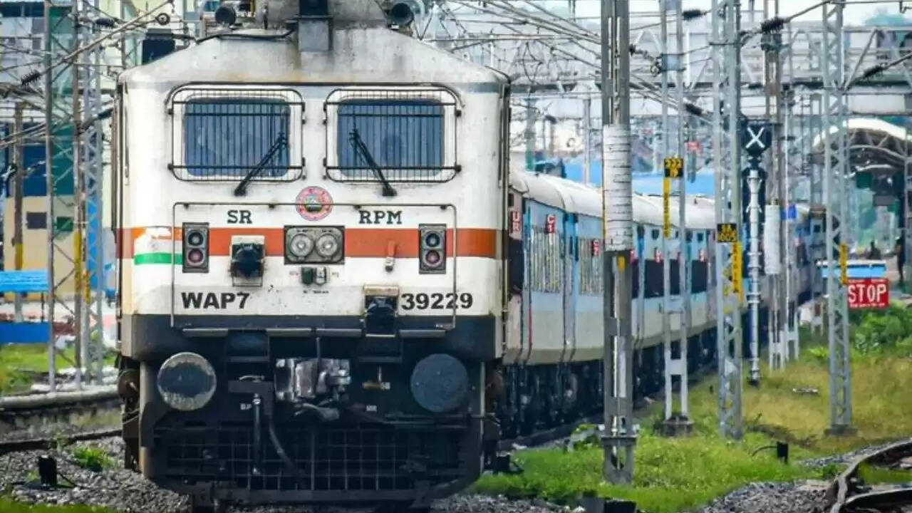 भारतीय रेलवे ने कई ट्रेनों को रद्द करने का निर्णय लिया