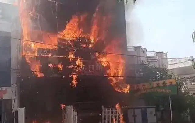 लखनऊ में कोचिंग सेंटर में आग लगने से 14 छात्रों की जान गई