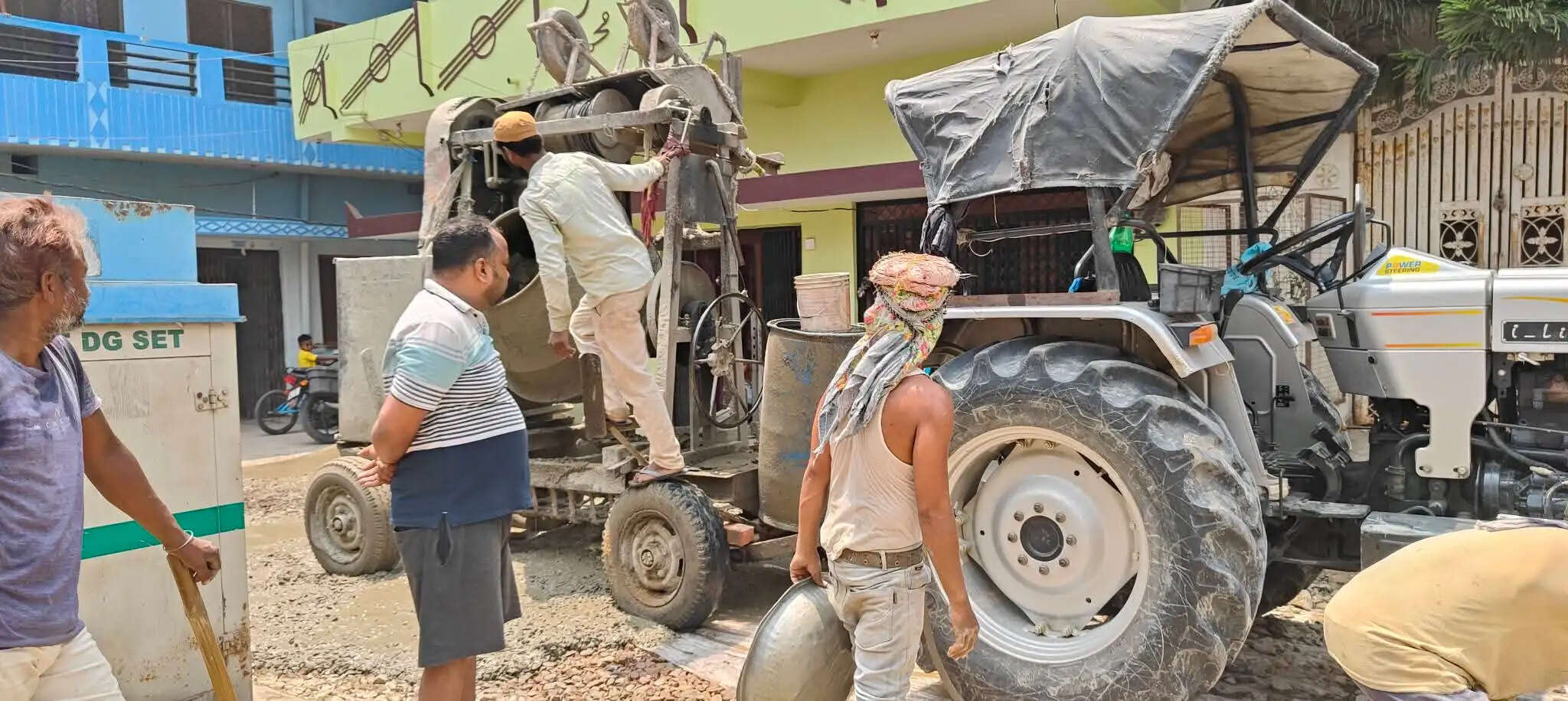 सोनौली में घटिया निर्माण पर कार्रवाई, सभासद रवि वर्मा की पहल से खुली पोल