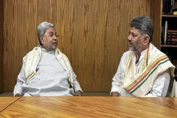 कर्नाटक में नेतृत्व परिवर्तन की संभावना, सिद्धारमैया का इस्तीफा संभव