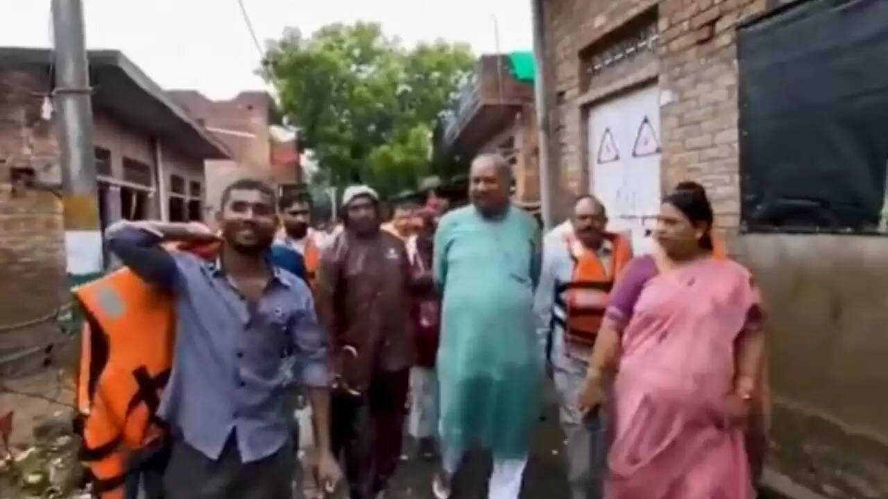 उत्तर प्रदेश में बाढ़: मंत्री संजय निषाद की विवादास्पद टिप्पणी पर बवाल