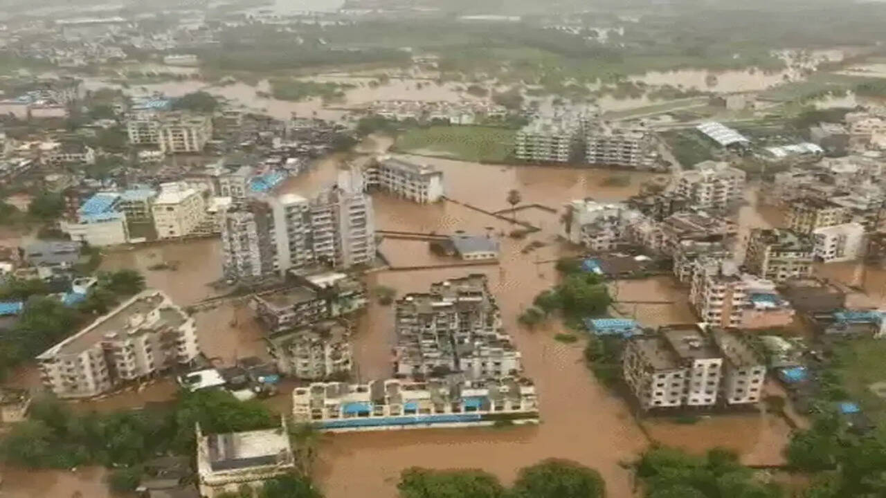 भारत में मानसून की बारिश से जनजीवन प्रभावित, राहत कार्य जारी