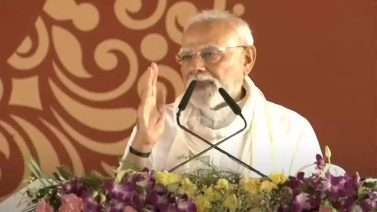 प्रधानमंत्री मोदी ने वाराणसी में किसानों के लिए 20,000 करोड़ की योजना की घोषणा की