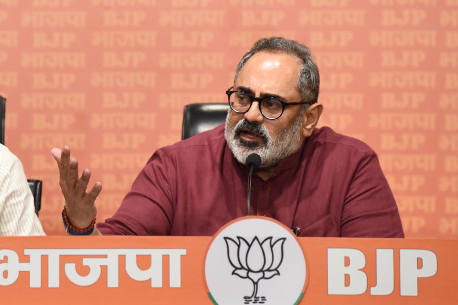 पूर्व केंद्रीय मंत्री राजीव चंद्रशेखर 02 अगस्त को भाजपा मुख्यालय में एक प्रेस कॉन्फ्रेंस को संबोधित करते हुए।