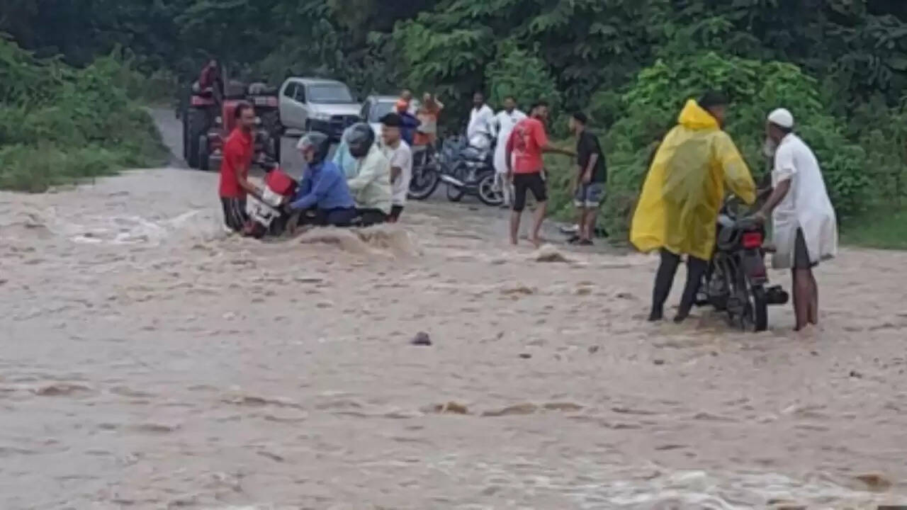 उत्तराखंड में बारिश का कहर: येलो अलर्ट जारी, स्कूल बंद