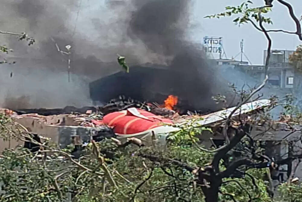 एयर इंडिया विमान हादसे में मृतकों की पहचान में देरी, 275 की हुई पुष्टि