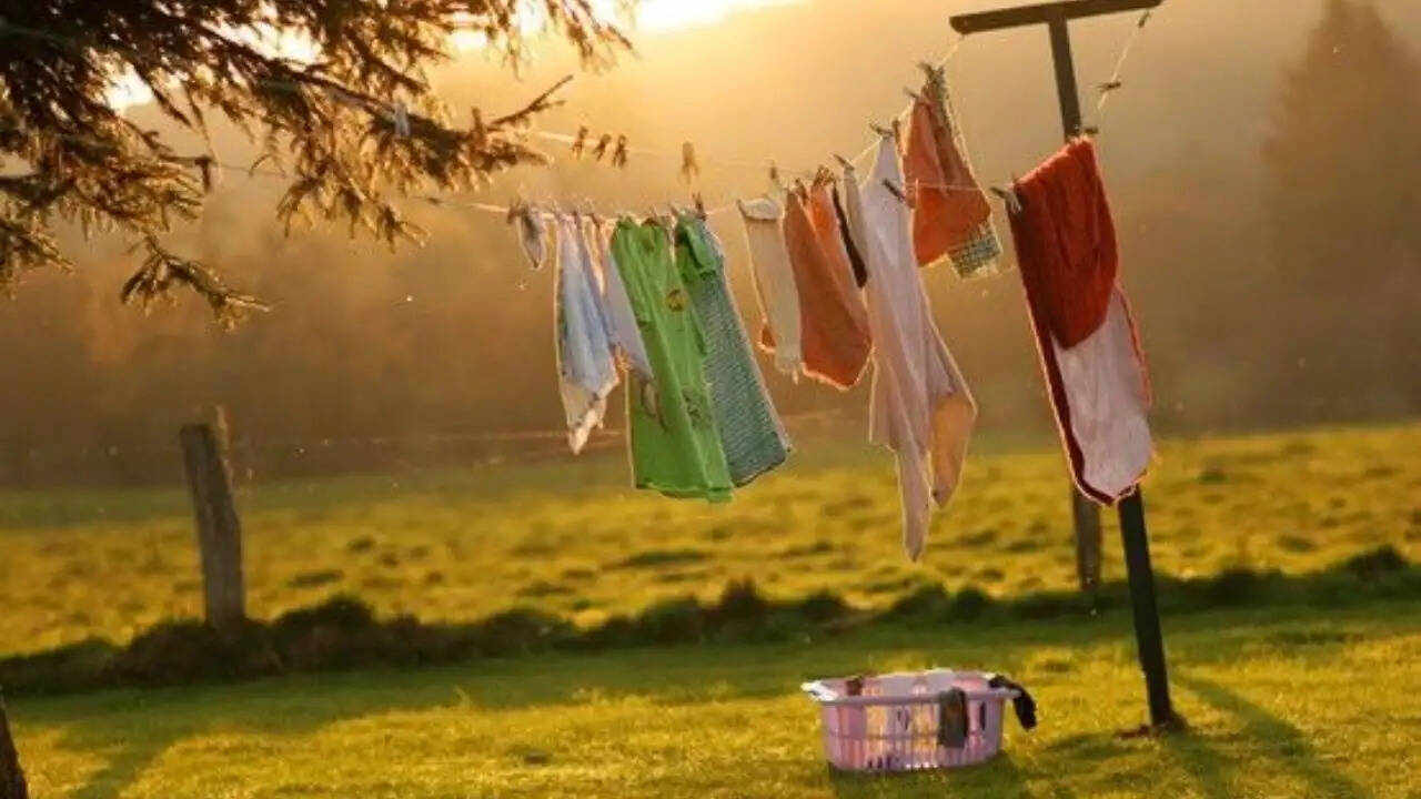 रात में कपड़े धोने के नुकसान और सही समय का महत्व