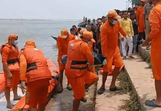 पटना में गंगा नदी में नाव पलटने से तीन की मौत, चार लापता