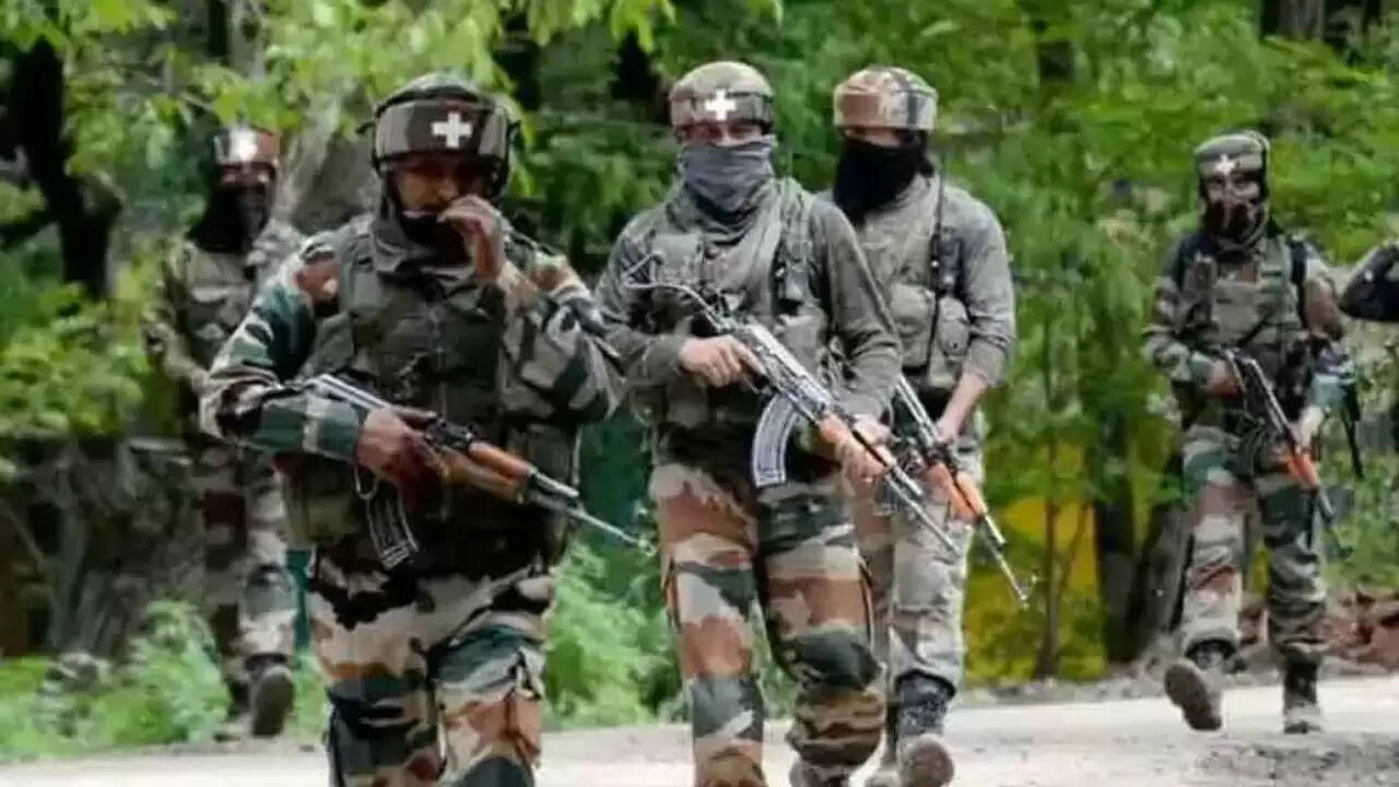 जम्मू-कश्मीर में सुरक्षा बलों पर आतंकियों का हमला, तलाशी अभियान जारी