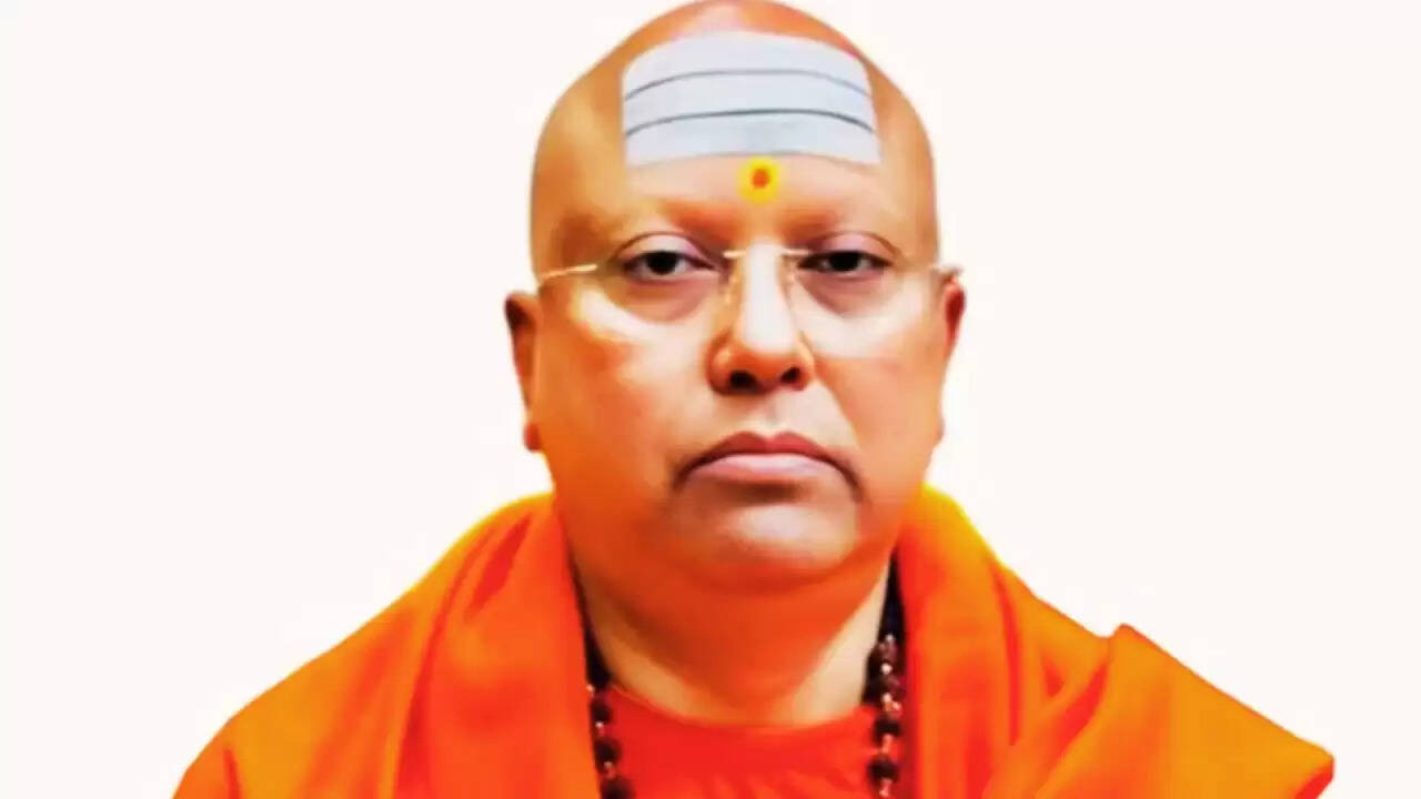 स्वामी चैतन्यानंद के व्हाट्सएप चैट्स से खुला बड़ा विवाद, छात्राओं के शोषण के गंभीर आरोप