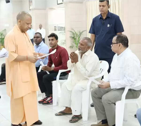 मुख्यमंत्री योगी आदित्यनाथ ने जनता दर्शन में समस्याओं का समाधान करने का दिया निर्देश