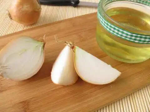 प्याज का रस: बालों के झड़ने के लिए एक प्रभावी घरेलू उपाय
