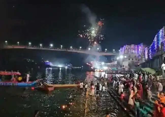 महाकाल मंदिर में नर्मदा जयंती पर कोटितीर्थ कुंड पर 1100 दीपों से सजी दीपमालिका