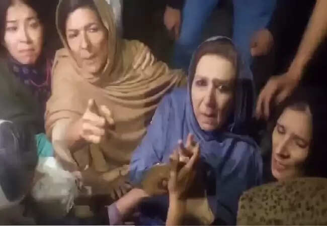 पाकिस्तान में इमरान खान की बहनों के साथ पुलिस का दुर्व्यवहार