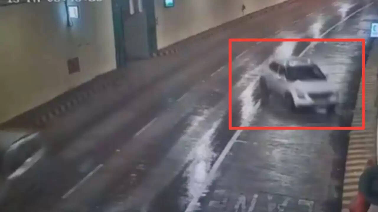 मुंबई में तटीय सड़क सुरंग में खाद्य निरीक्षक की कार पलटी, बड़ा हादसा टला