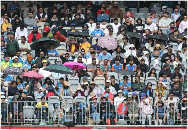 IND vs AUS: बारिश के कारण वनडे मैच में ओवरों में कटौती