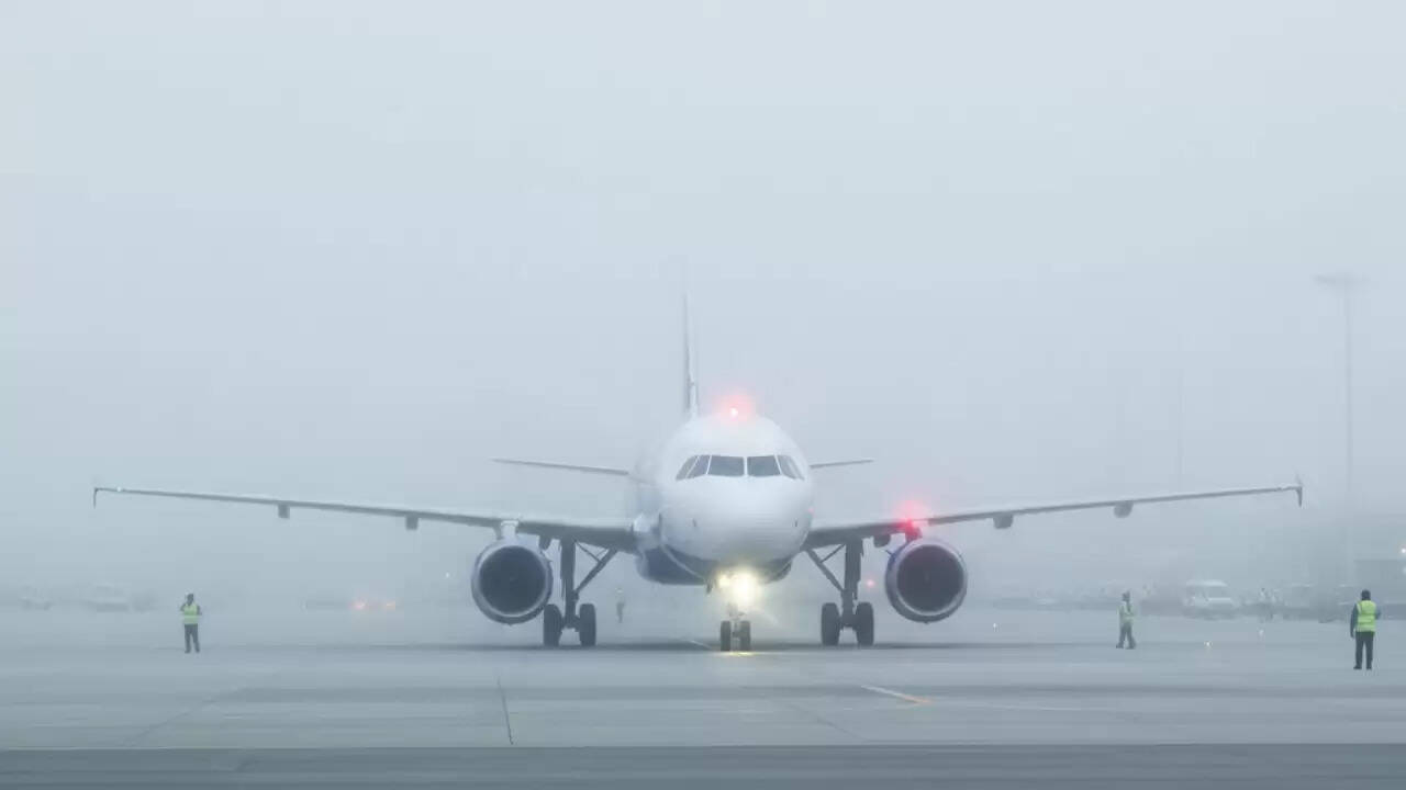 दिल्ली में घने कोहरे और प्रदूषण से उड़ान संचालन प्रभावित
