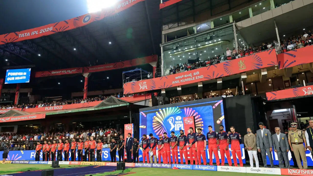 IPL 2026 की शुरुआत: खिलाड़ियों ने श्रद्धांजलि अर्पित की
