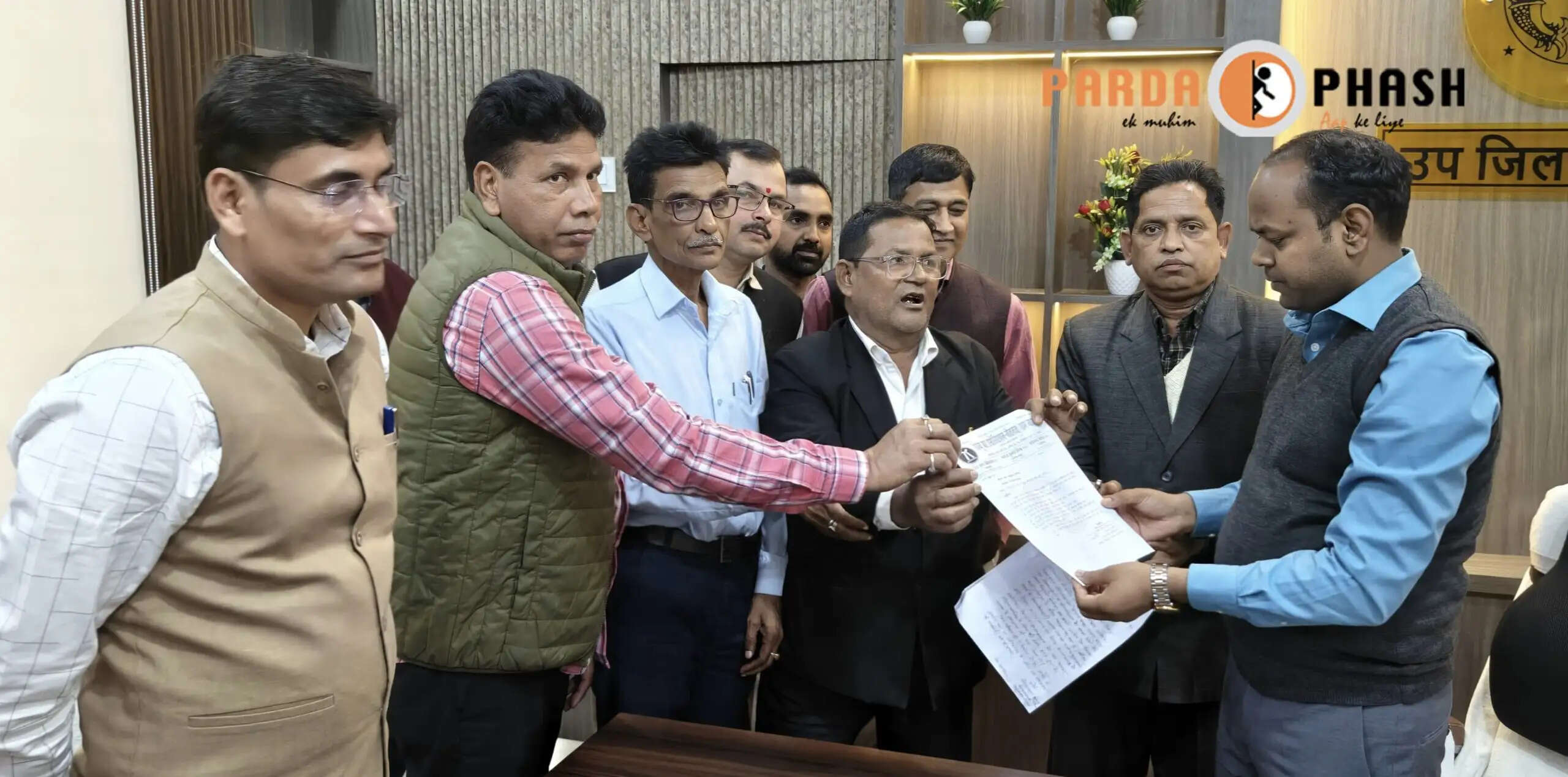 नौतनवा में अधिवक्ताओं ने अपर आयुक्त को सौंपा ज्ञापन, मांगी बुनियादी सुविधाएं