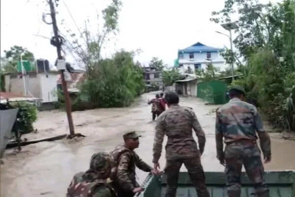 सिक्किम में भूस्खलन से सेना के तीन जवानों की मौत, छह लापता