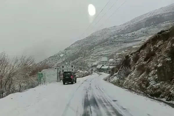 मंडी में मौसम की पहली बर्फबारी से किसानों को मिली राहत