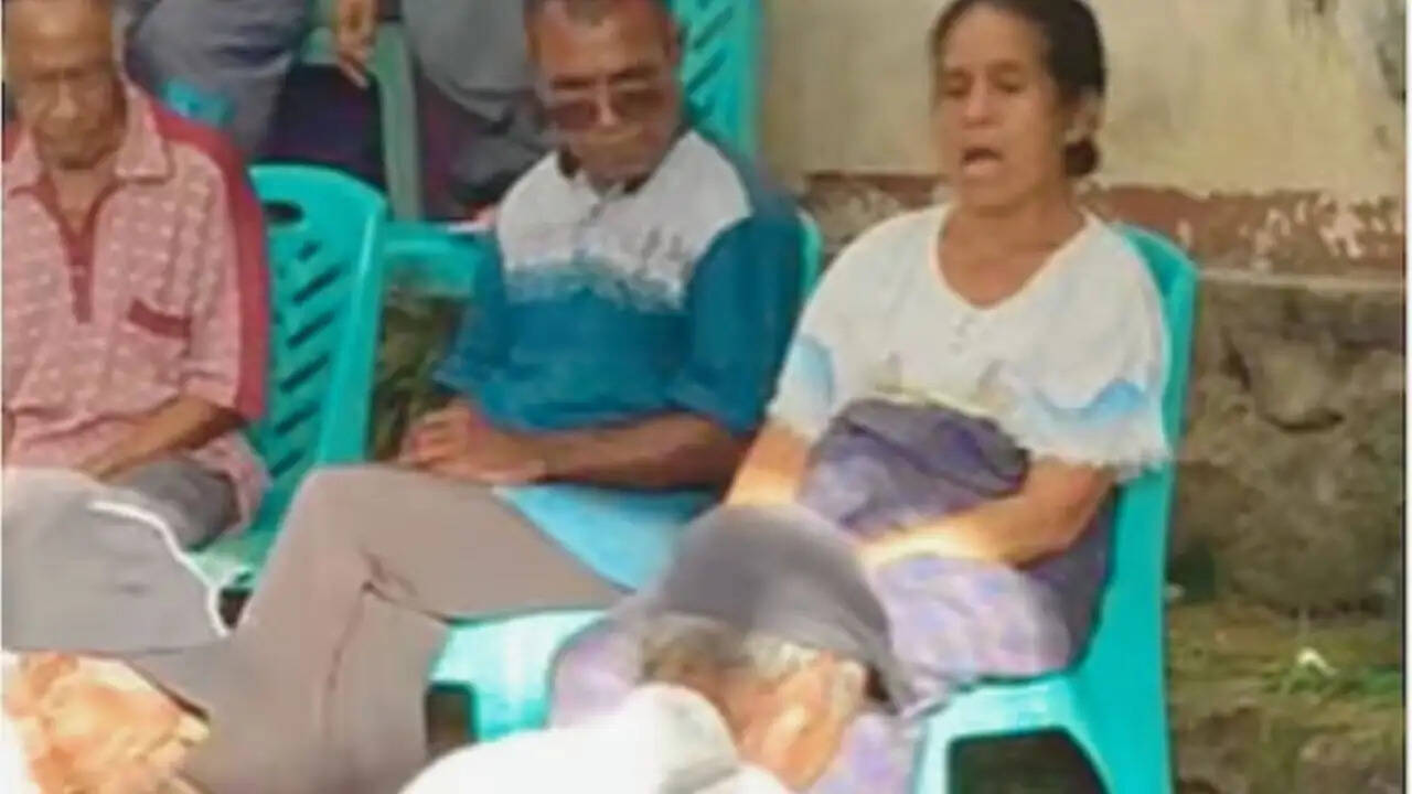 इंडोनेशिया की लामाहोलोट जनजाति का अनोखा 'लेवाक तापो' अनुष्ठान: नारियल फोड़ने पर क्यों रोते हैं लोग?