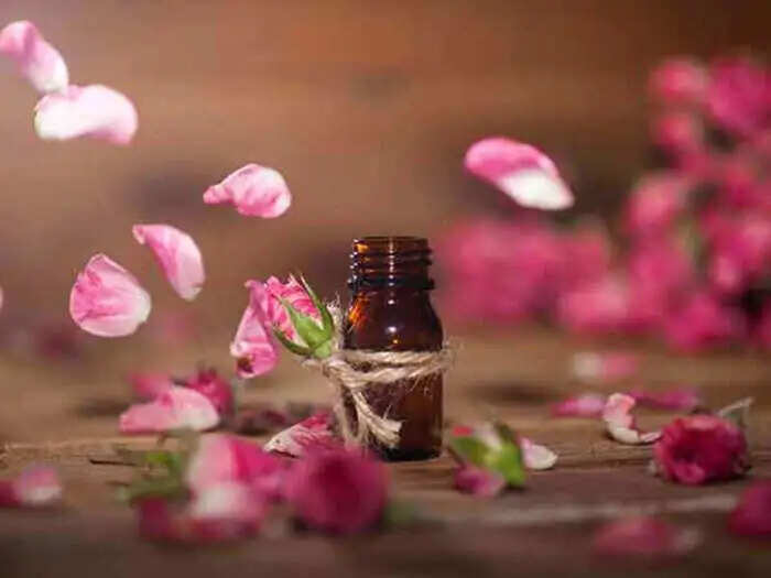गुलाब जल के अद्भुत फेसपैक: खूबसूरत त्वचा के लिए 4 आसान नुस्खे