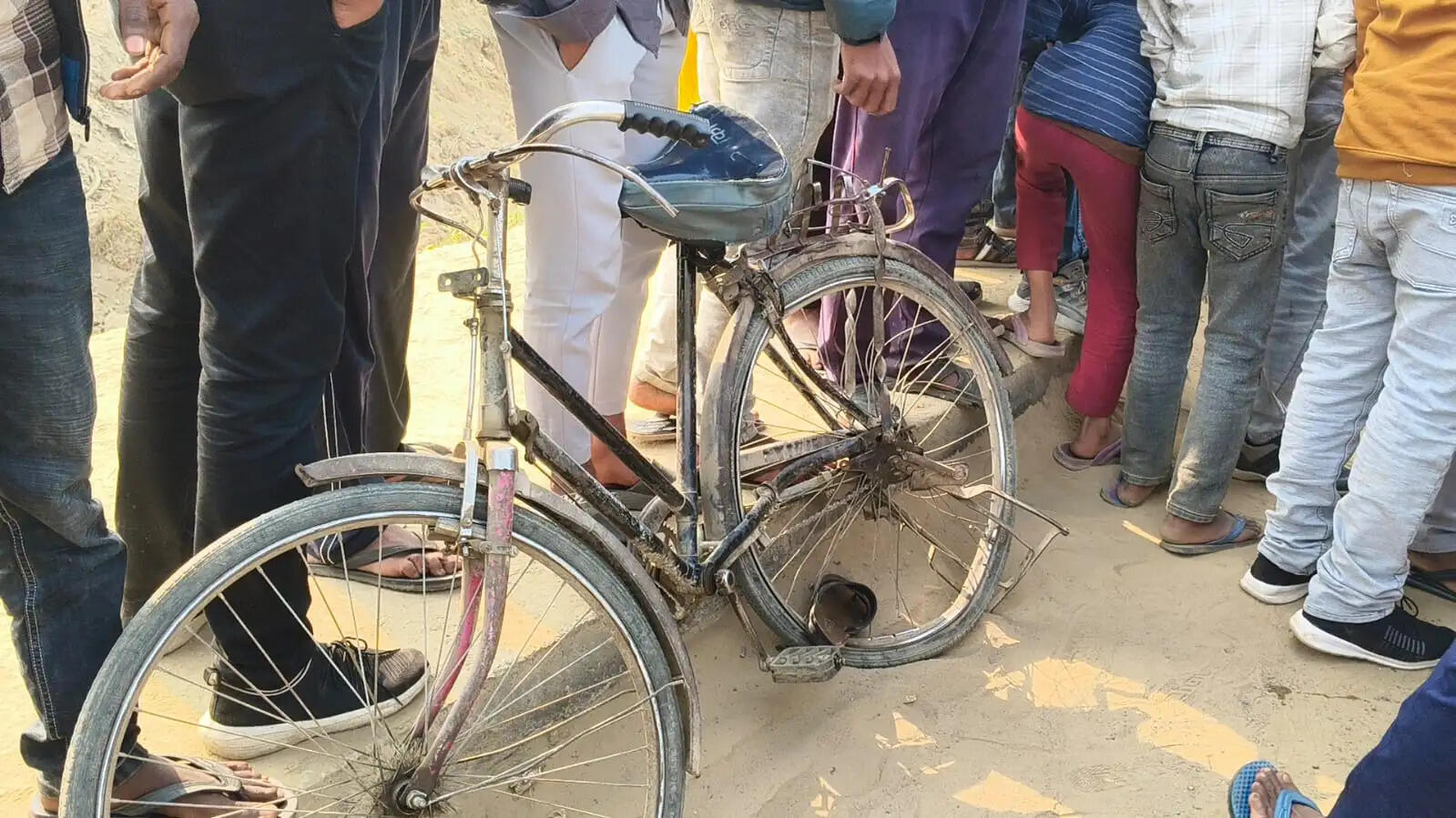 सोनौली में सड़क दुर्घटना में साइकिल सवार की मौत, ग्रामीणों का प्रदर्शन