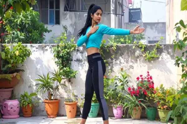 कटिचक्रासन: पेट की चर्बी कम करने का प्रभावी योगासन