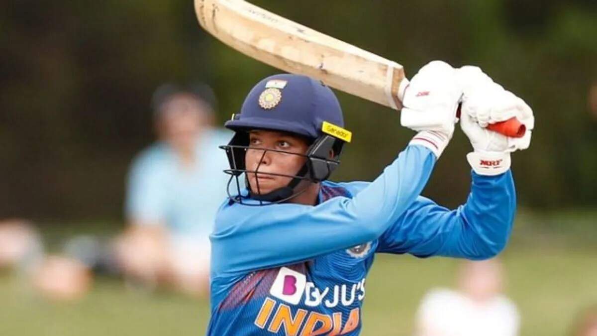 रिचा घोष को मिलेगा विशेष सोने का बल्ला और गेंद