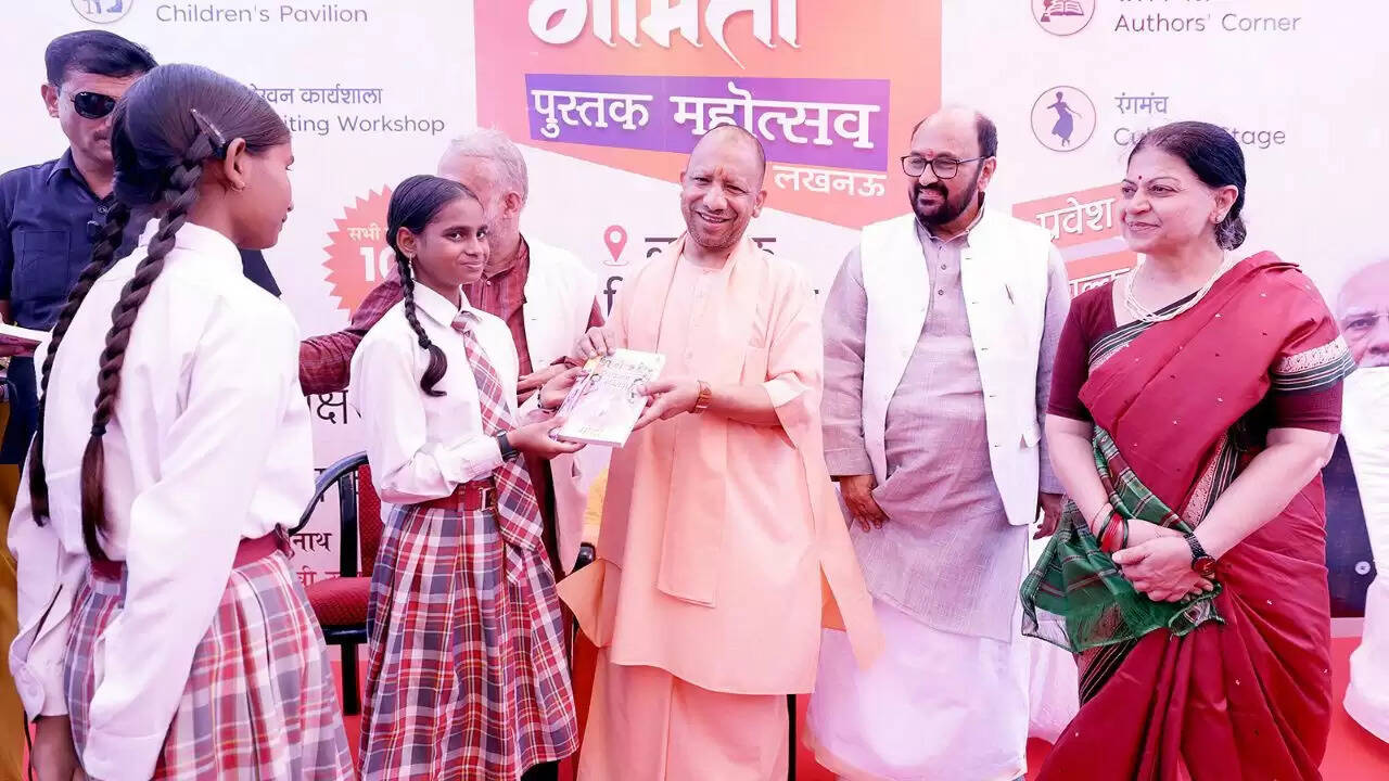 योगी आदित्यनाथ ने गोमती पुस्तक महोत्सव में पढ़ाई के महत्व पर जोर दिया