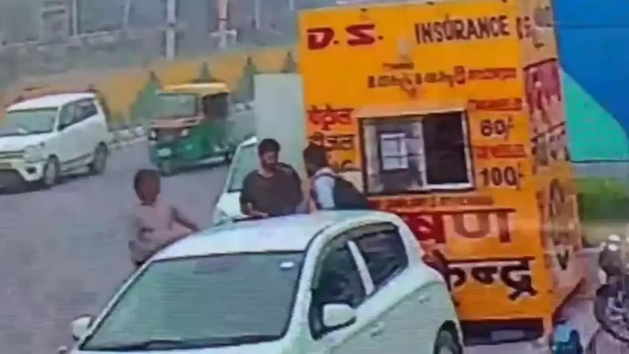 दिल्ली धमाके की जांच में नया मोड़: I20 कार का वीडियो आया सामने