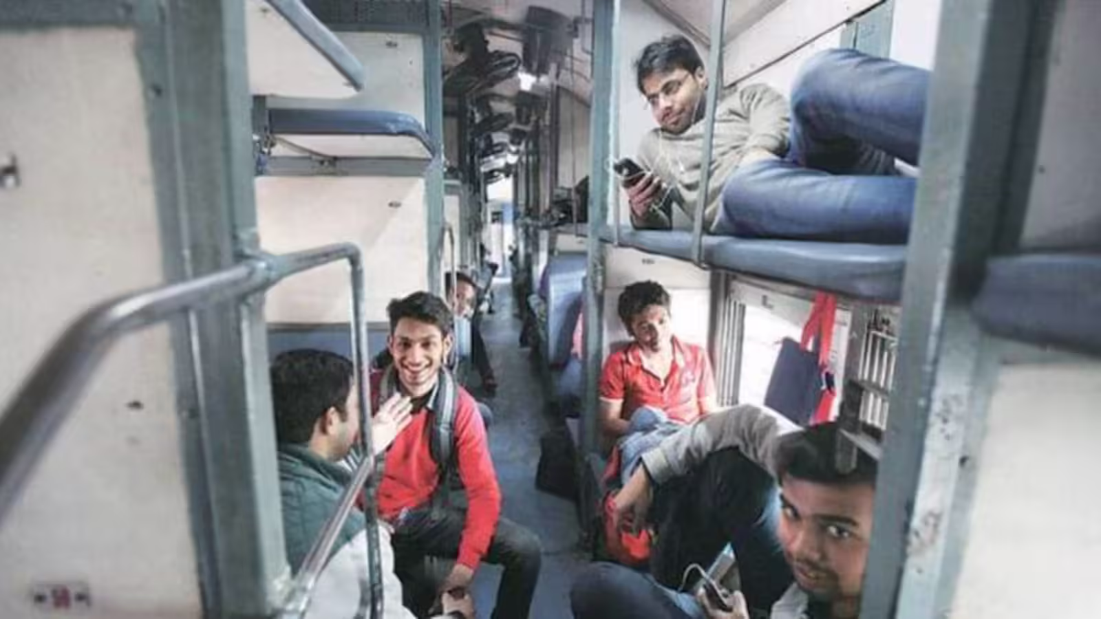 दिल्ली मेट्रो में यात्रा के दौरान ये गलती न करें, वरना होगी परेशानी